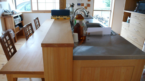 ヒノキ無垢の木製キッチンカウンター