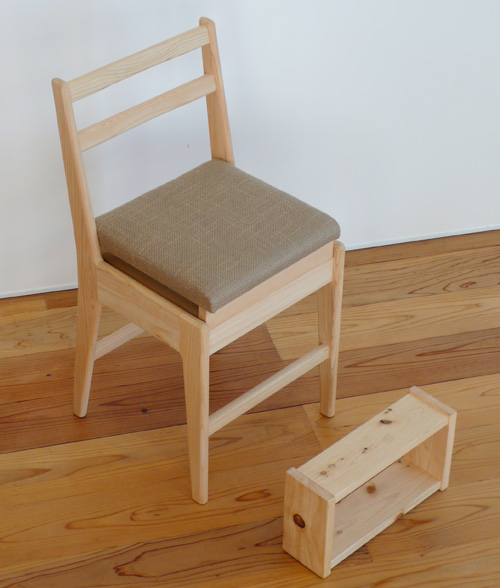 ヒノキ製の無垢椅子