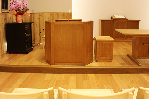 ひのき無垢　教会の家具4
